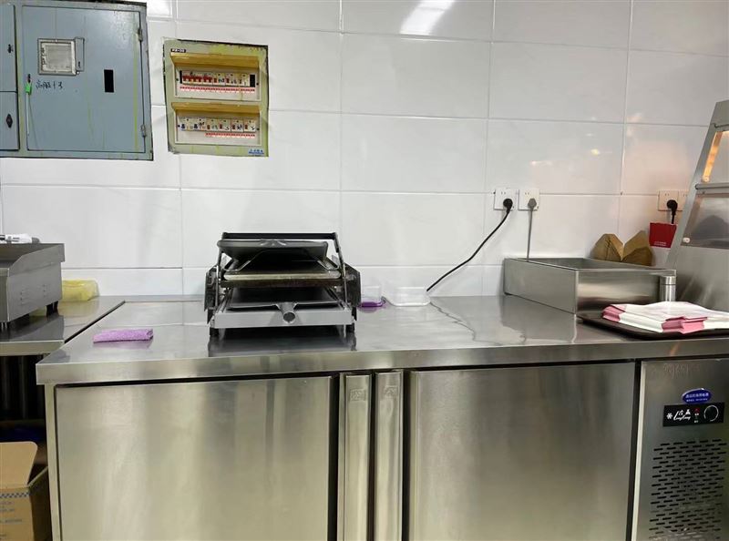 茄子河中小学旁边堡斯丁在对