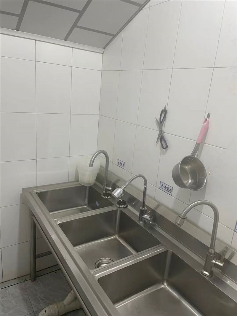 茄子河中小学旁边堡斯丁在对